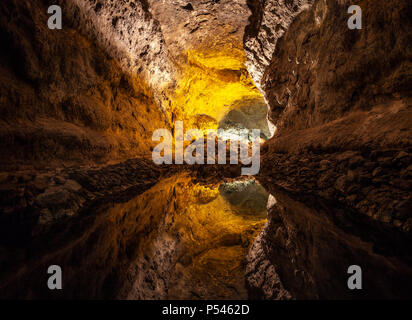 Wasser Reflexion Ursachen optische Illusion in der Cueva de los Verdes, natürlichen vulkanischen Cave‎ auf der Insel Lanzarote, Spanien. wonderland Konzept Stockfoto