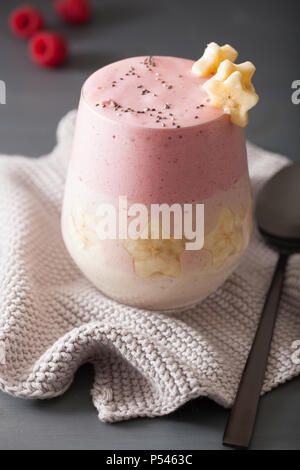 Gesunde layered Himbeere Banane Smoothie in Glas Stockfoto