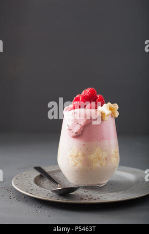 Gesunde layered Himbeere Banane Smoothie in Glas Stockfoto