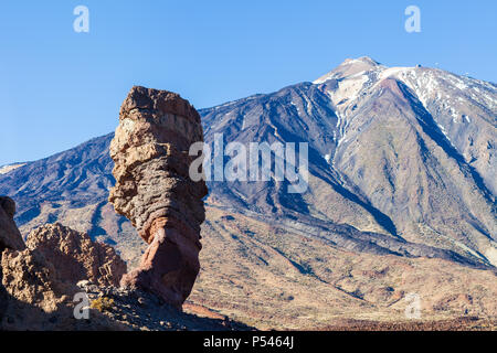 Panoramablick auf einzigartige Felsformation Roque Cinchado und Pico del Teide Vulkan an einem sonnigen Tag, Nationalpark Teide, Teneriffa, Spanien. Trave Stockfoto