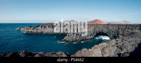 Panorama Landschaft der einzigartigen Lavahöhlen Los Hervideros und Meer auf Lanzarote Insel. Vulkanischen Strand. Natur Hintergrund. Kanarischen Inseln. Spanien Stockfoto