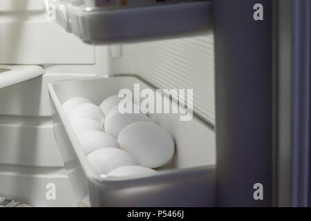 Weißes huhn eier in den Kühlschrank. Stockfoto