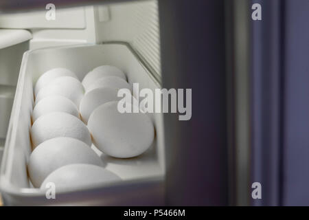 Weißes huhn eier in den Kühlschrank. Stockfoto