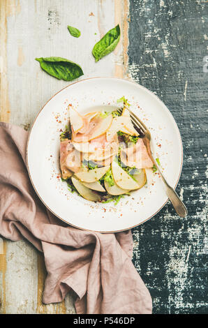 Türkei Sommer Salat mit geräuchertem Schinken und Birne, Ansicht von oben Stockfoto