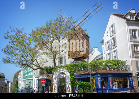 Moulin de la Galette, berühmte Restaurant und alte hölzerne Windmühle in Montmartre, Paris, Frankreich Stockfoto