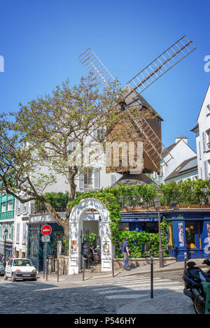 Moulin de la Galette, berühmte Restaurant und alte hölzerne Windmühle in Montmartre, Paris, Frankreich Stockfoto