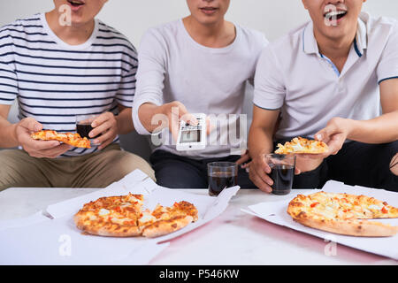 Positive fröhliche Freunde genießen ihre pizza Stockfoto