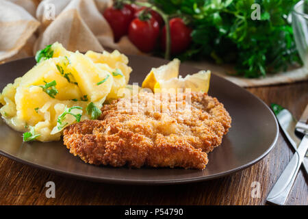 Hausgemachte Schnitzel Wiener Schnitzel mit Kartoffelsalat auf dem Teller Stockfoto