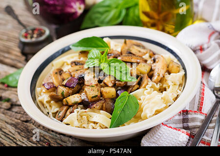 Vegetarische Nudeln mit Champignons und Auberginen, Auberginen. Italienisches Essen. Vegane Mahlzeit. Stockfoto