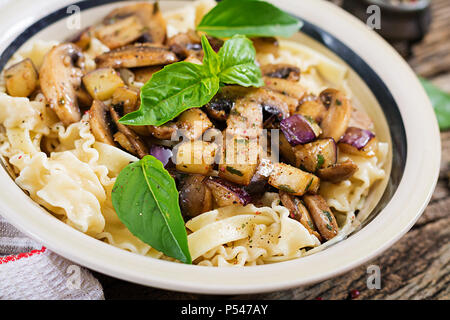 Vegetarische Nudeln mit Champignons und Auberginen, Auberginen. Italienisches Essen. Vegane Mahlzeit. Stockfoto