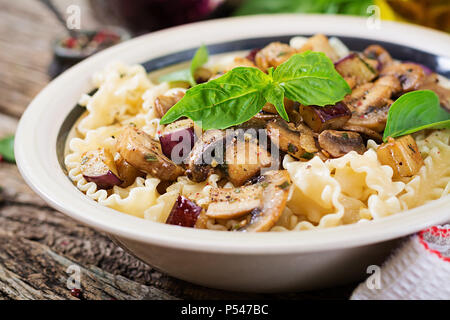 Vegetarische Nudeln mit Champignons und Auberginen, Auberginen. Italienisches Essen. Vegane Mahlzeit. Stockfoto