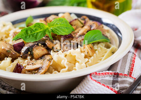 Vegetarische Nudeln mit Champignons und Auberginen, Auberginen. Italienisches Essen. Vegane Mahlzeit. Stockfoto