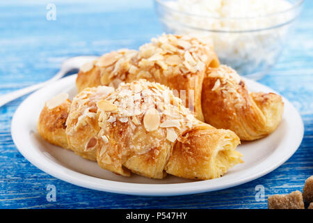 Frische Backwaren. Croissants mit mandelflocken. Traditionelles französisches Frühstück Stockfoto