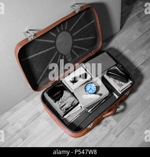 Cluj-Napoca, Rumänien-14 Juni, Koffer 2018 mit Bücher, Gläser, und eine Uhr aus einem Winkel. Stockfoto