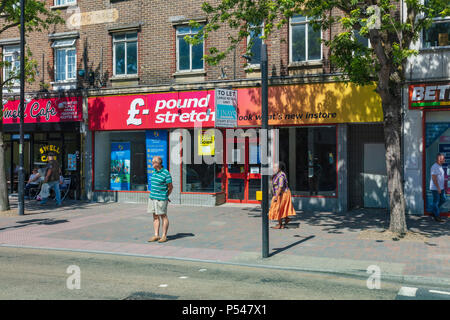 Orpington High Street, sehr beschäftigt mit Käufern, die große Anzahl von Geschäften, es gibt mehrere Geschäfte schließen und leere Geschäfte zu lassen. London, Großbritannien Stockfoto