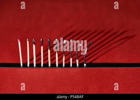 Verbrannte Streichhölzer auf Hintergrund im Studio Stockfoto