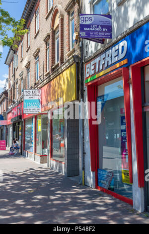 Einige der vielen leer und lassen Sie Geschäfte und Wohnungen auf Orpington High Street, oft neben dem florierenden Unternehmen. London, Großbritannien Stockfoto