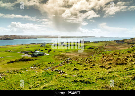 Cumulonimbuswolken über den Sound von Iona, gesehen von Dun I (101 m), dem höchsten Punkt der Hebriden Insel Iona, Argyll und Bute, Schottland, Großbritannien Stockfoto