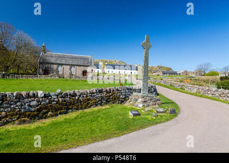 Macleans Kreuz und der Pfarrkirche auf der Hebriden Insel Iona, Argyll und Bute, Schottland, Großbritannien Stockfoto