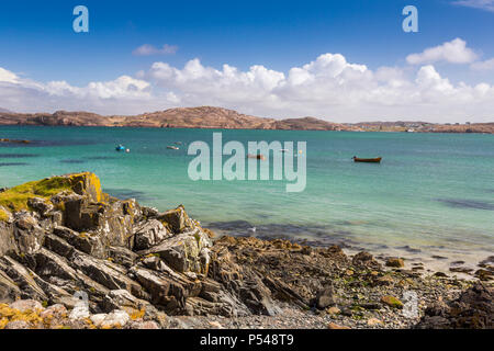 Eine Sammlung von kleinen Fischerbooten im Sound von Iona in Baile Mor auf der Hebriden Insel Iona, Argyll und Bute, Schottland, Großbritannien Stockfoto