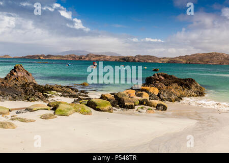 Eine Sammlung von kleinen Fischerbooten im Sound von Iona in Baile Mor auf der Hebriden Insel Iona, Argyll und Bute, Schottland, Großbritannien Stockfoto