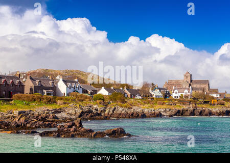 Das Dorf von Baile Mor und der historischen Abteikirche auf der Hebriden Insel Iona sowohl der Klang von Iona, Argyll und Bute, Schottland, UK übersehen Stockfoto