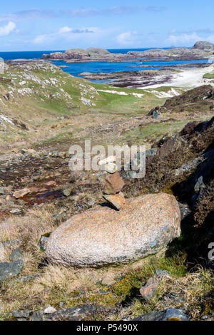 Eine künstlerische Anordnung der Balancing Steine an der Seite einer Spur in der Mitte der Hebriden Insel Iona, Argyll und Bute, Schottland, Großbritannien Stockfoto