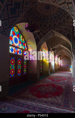 Masjed-e Nasir al-molk, auch als rosa Moschee bekannt, im frühen Morgenlicht, Shiraz, Iran Stockfoto