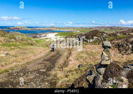 Eine künstlerische Anordnung der Balancing Steine an der Seite einer Spur in der Mitte der Hebriden Insel Iona, Argyll und Bute, Schottland, Großbritannien Stockfoto