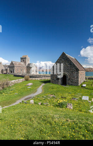 St. Oran Kapelle auf dem Friedhof außerhalb der historischen mittelalterlichen Abteikirche auf der Hebriden Insel Iona, Argyll und Bute, Schottland, Großbritannien Stockfoto