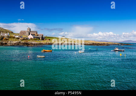 Eine Sammlung von kleinen Fischerbooten in Baile Mor zusammen mit der Abteikirche auf der Hebriden Insel Iona, Argyll und Bute, Schottland, Großbritannien Stockfoto