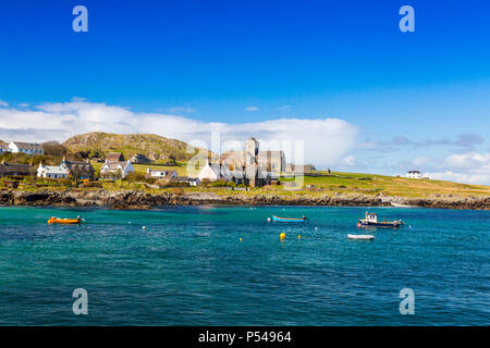 Eine Sammlung von kleinen Fischerbooten in Baile Mor zusammen mit der Abteikirche auf der Hebriden Insel Iona, Argyll und Bute, Schottland, Großbritannien Stockfoto