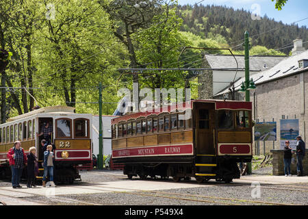 Snaefell Mountain Railway elektrische Triebwagen Kutsche Nummer 5 und Manx Electric Railway Zug 22 in der Station in Laxey, die Insel Man, den Britischen Inseln Stockfoto