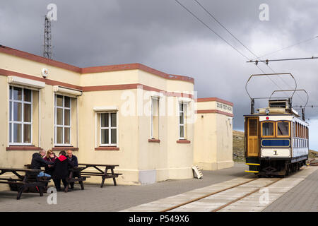 Snaefell Mountain Tramway elektrische Triebwagen Waggon Nummer 1, gebaut 1895, an der Bergstation Cafe. Laxey, die Insel Man, den Britischen Inseln Stockfoto