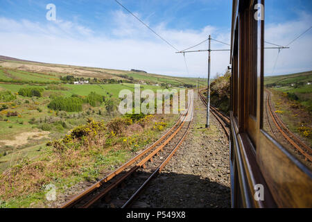 Blick durch Fenster von Snaefell Mountain Tramway elektrische Triebwagen der Bahn absteigend Gleise auf fiel System Track gebaut 1895. Laxey Isle of Man Stockfoto