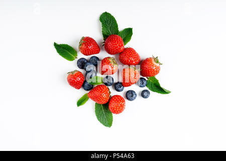 Frische Beeren auf weißem Hintergrund, Ansicht von oben. Erdbeere, Heidelbeere und Minzeblatt, flach Stockfoto