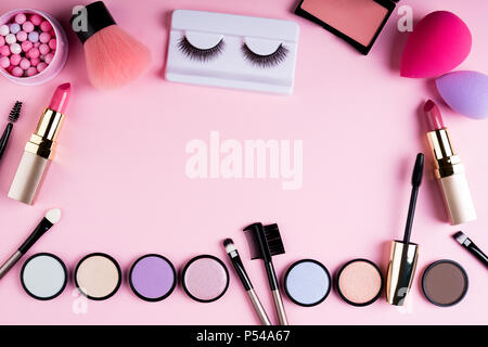 Make-up-Produkte und dekorative Kosmetik auf rosa Hintergrund flach. Mode und Beauty blogging Konzept. Ansicht von oben, kopieren Raum Stockfoto