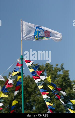 KAZAN, Russland - 23. JUNI 2018: Traditionelle Tatarische festival Sabantuy - Multi farbigen dreieckigen Flaggen am Himmel in den Wind hängen Stockfoto