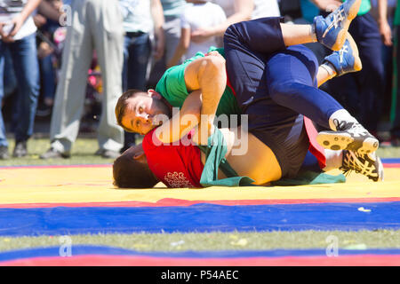 KAZAN, Russland - 23. JUNI 2018: Traditionelle Tatarische festival Sabantuy - Zwei männlichen Ringer kämpfen auf Tatami in der Folk kuresh Kampf Stockfoto