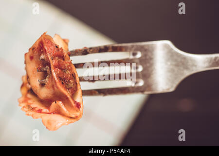 Traditionelle italienische Tortellini mit Tomatensauce, Mozzarella und Basilikum auf rustikale Platte Stockfoto