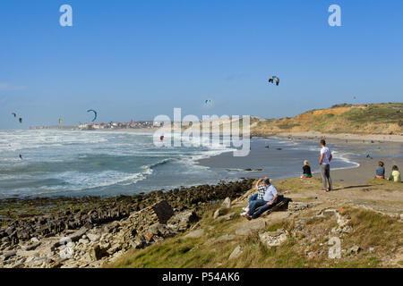 Boulogne-sur-Mer (Frankreich), entlang der "Côte d'Opale" Küste. Kitesurfen an der 'Pointe aux Oies "Vorgewende Stockfoto