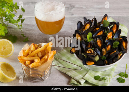 Muscheln, Pommes frites und ein halbes Pint Bier Stockfoto