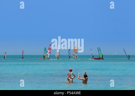 Boulogne-sur-Mer (Frankreich), entlang der "Côte d'Opale" Küste. Windsurfboard und Schwimmer Stockfoto