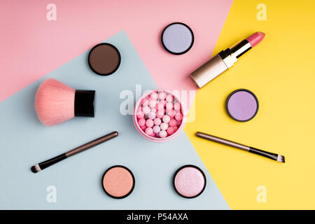 Make-up-Produkte und dekorative Kosmetik auf Farbe Hintergrund flach. Mode und Beauty blogging Konzept. Ansicht von oben Stockfoto