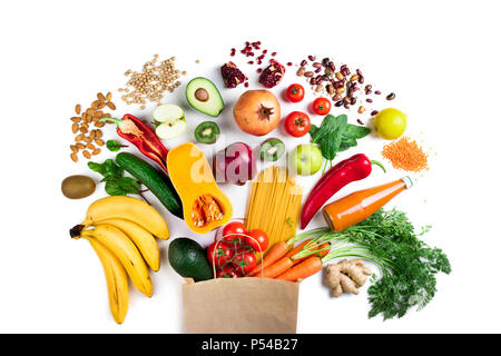 Gesundes essen Hintergrund. Gesunde vegetarische Nahrung in Papiertüte, Pasta, Gemüse und Obst auf Weiß Ansicht von oben. Shopping Essen im Supermarkt Konzept Stockfoto