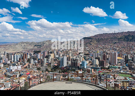 Blick auf die Stadt mit Wolkenkratzern vor dem Berge, La Paz, Bolivien Stockfoto