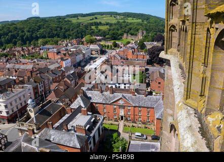 Anzeigen von Ludlow und die umliegende Landschaft vom Turm von St. Laurentius Kirche, Ludlow, Shropshire gesehen. Stockfoto