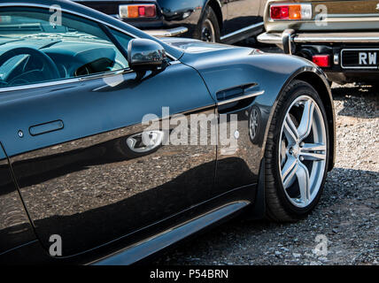 Die Vorderseite eines Aston Martin V8 Vantage luxus Sportwagen. Stockfoto