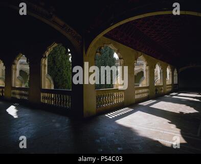 ARTE GOTICO FLORIDO. ESPAÑA. SIGLO XV. GUAS, Juan (m. Toledo, 1496). Arquitecto y escultor Español de origen bretón. MONASTERIO DE SAN JUAN DE LOS REYES. Vista del CLAUSTRO. TOLEDO. Kastilien-la Mancha. Stockfoto