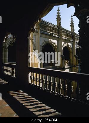 ARTE GOTICO FLORIDO. ESPAÑA. SIGLO XV. GUAS, Juan (m. Toledo, 1496). Arquitecto y escultor Español de origen bretón. MONASTERIO DE SAN JUAN DE LOS REYES. Vista parcial del CLAUSTRO. TOLEDO. Kastilien-la Mancha. Stockfoto